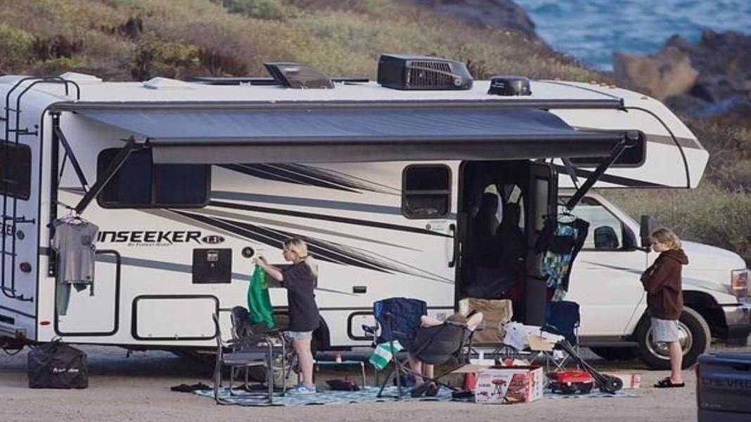 Böyle anne olmaz olsun! Ünlü oyuncu sokaklarda sürünüyor annesi milyonların içinde yüzüyor: Ünlü oyuncuyu görenler tanıyamadı 5